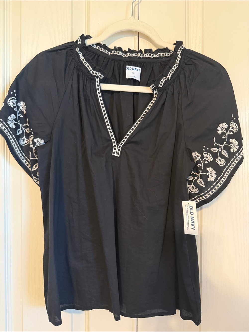 Old Navy Black Short-Sleeve Embroidered Peasant Top